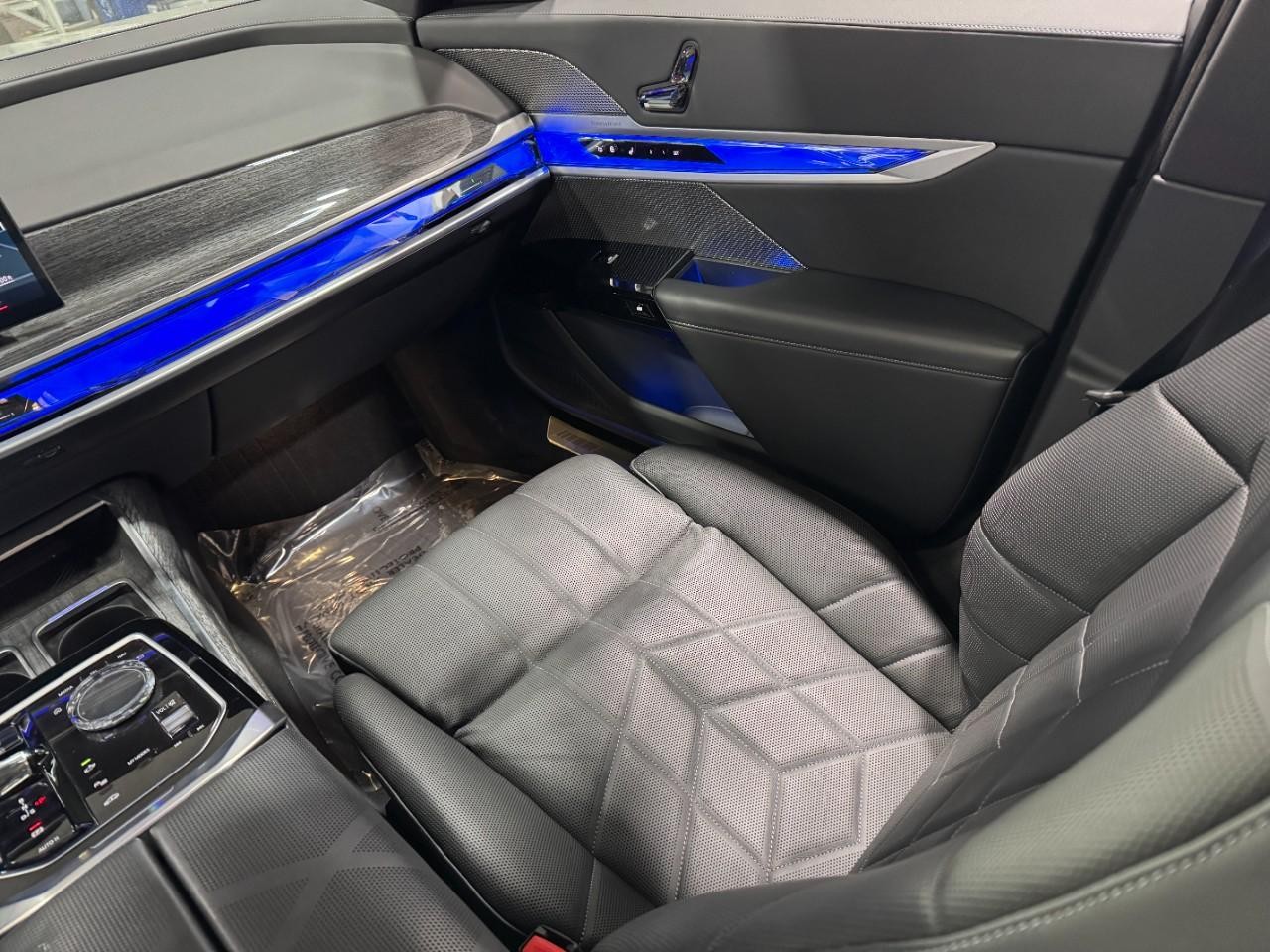 BMW 7 Series Vehicle Full-screen Gallery Image 16