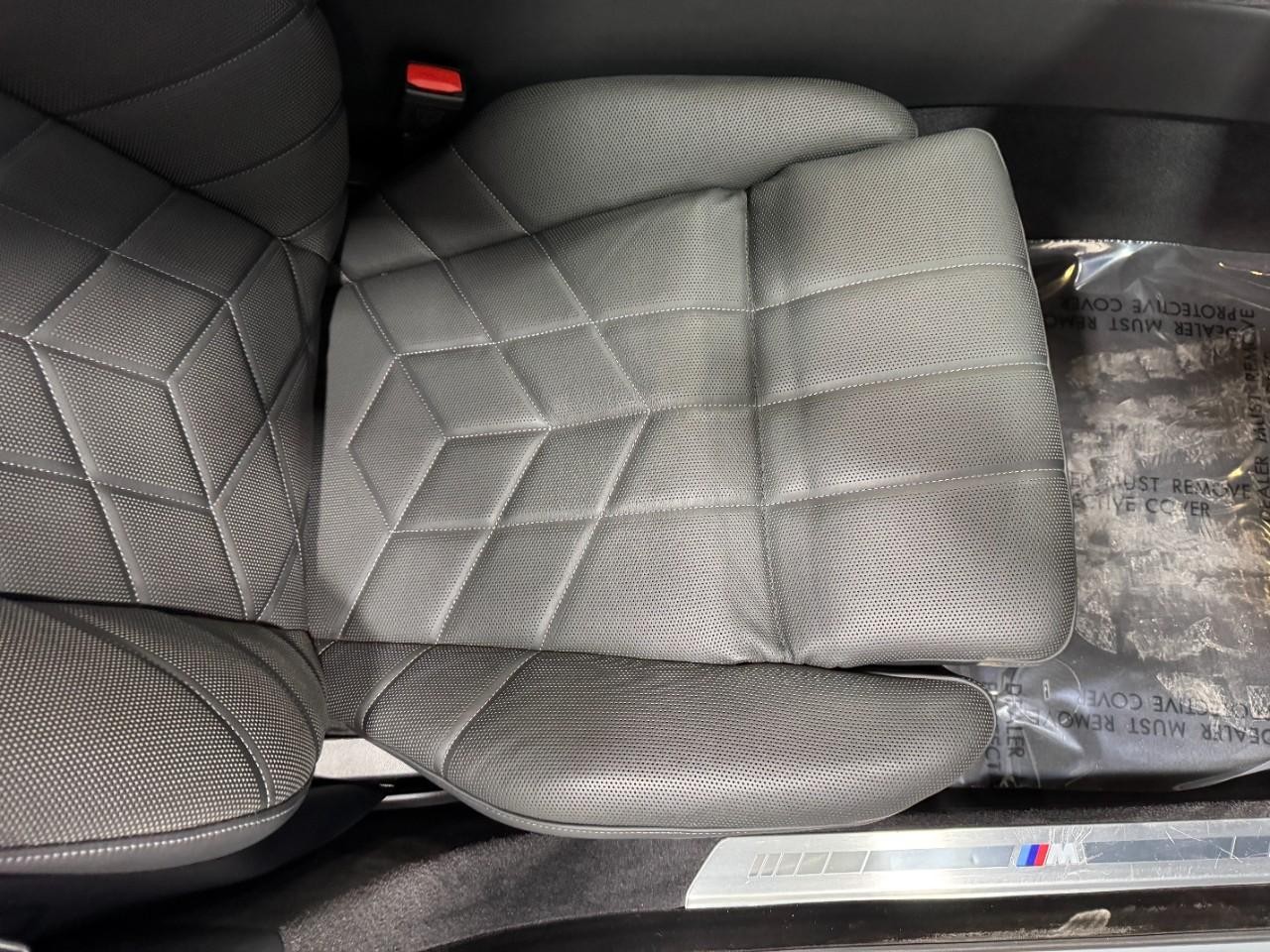 BMW 7 Series Vehicle Full-screen Gallery Image 18