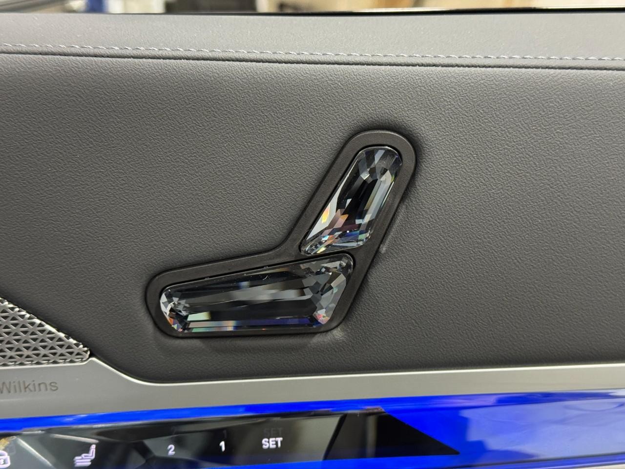 BMW 7 Series Vehicle Full-screen Gallery Image 19