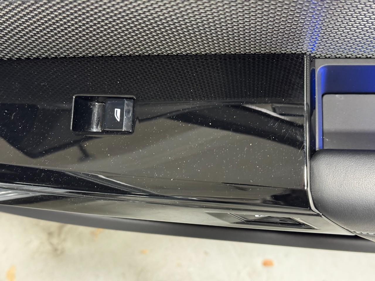 BMW 7 Series Vehicle Full-screen Gallery Image 21