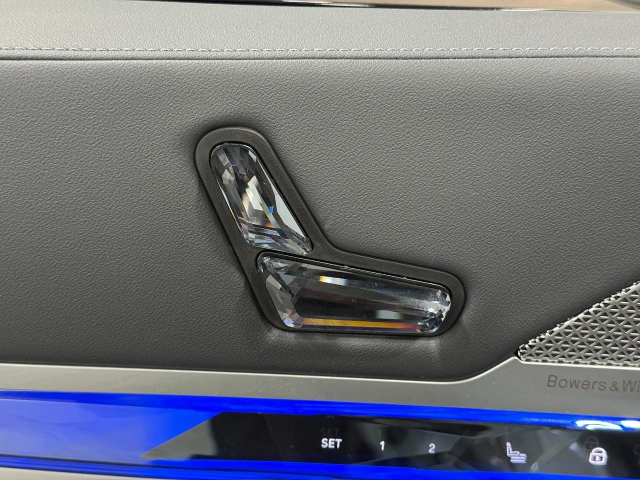 BMW 7 Series Vehicle Full-screen Gallery Image 22