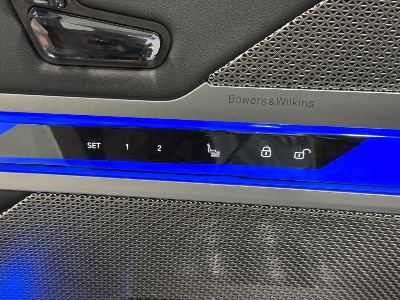 BMW 7 Series Vehicle Full-screen Gallery Image 23