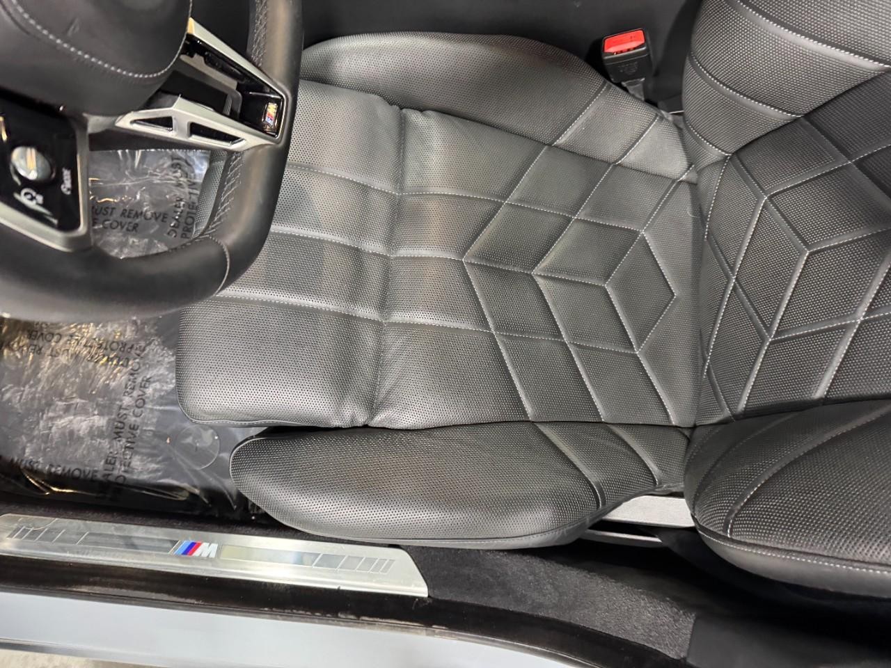 BMW 7 Series Vehicle Full-screen Gallery Image 26