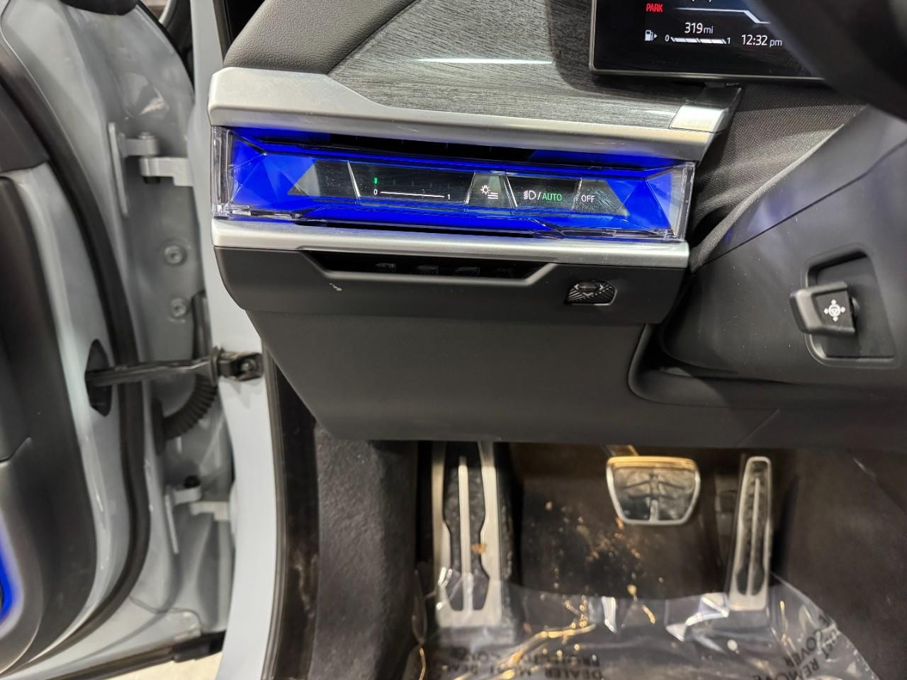 BMW 7 Series Vehicle Full-screen Gallery Image 27