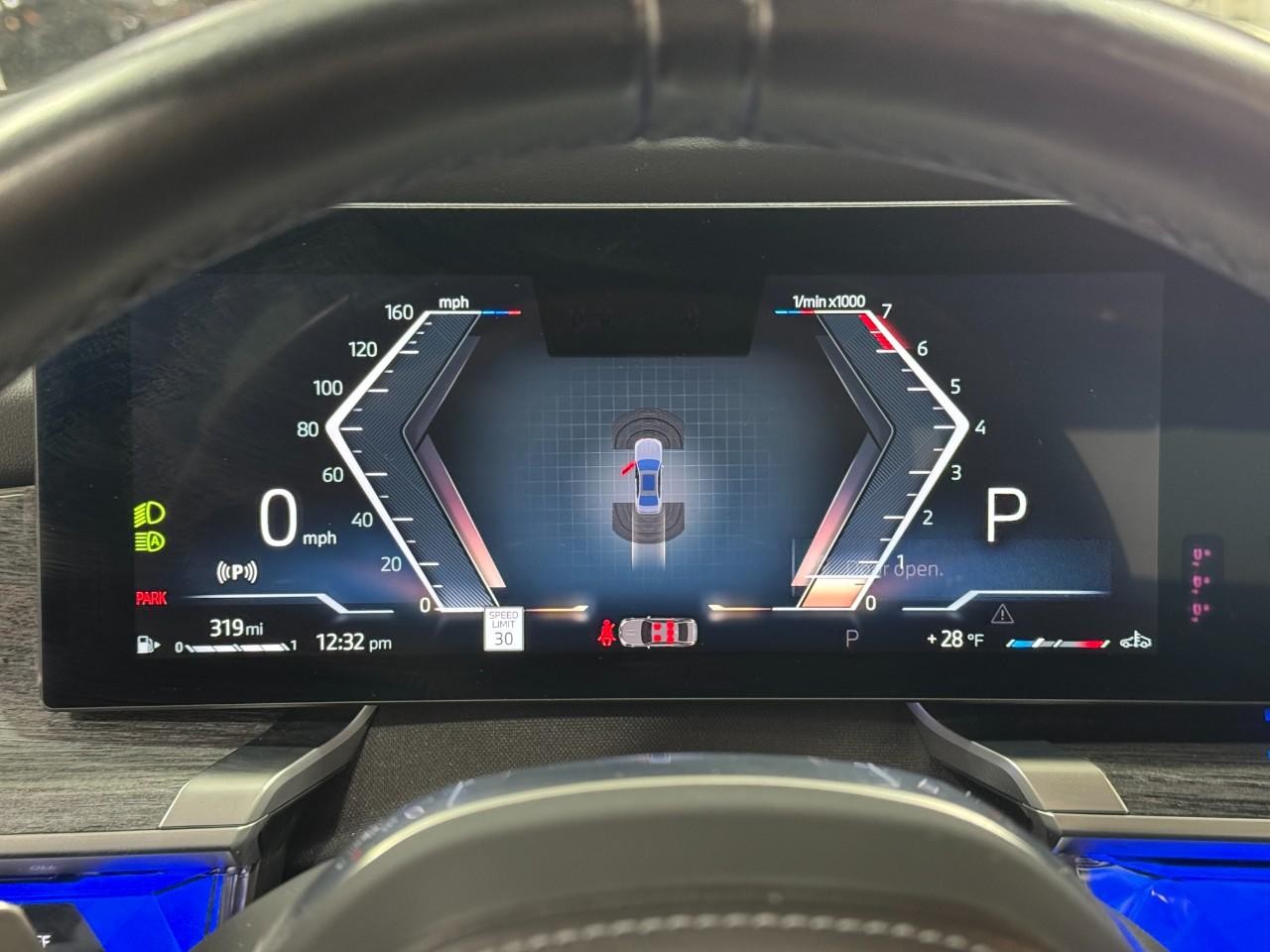 BMW 7 Series Vehicle Full-screen Gallery Image 30