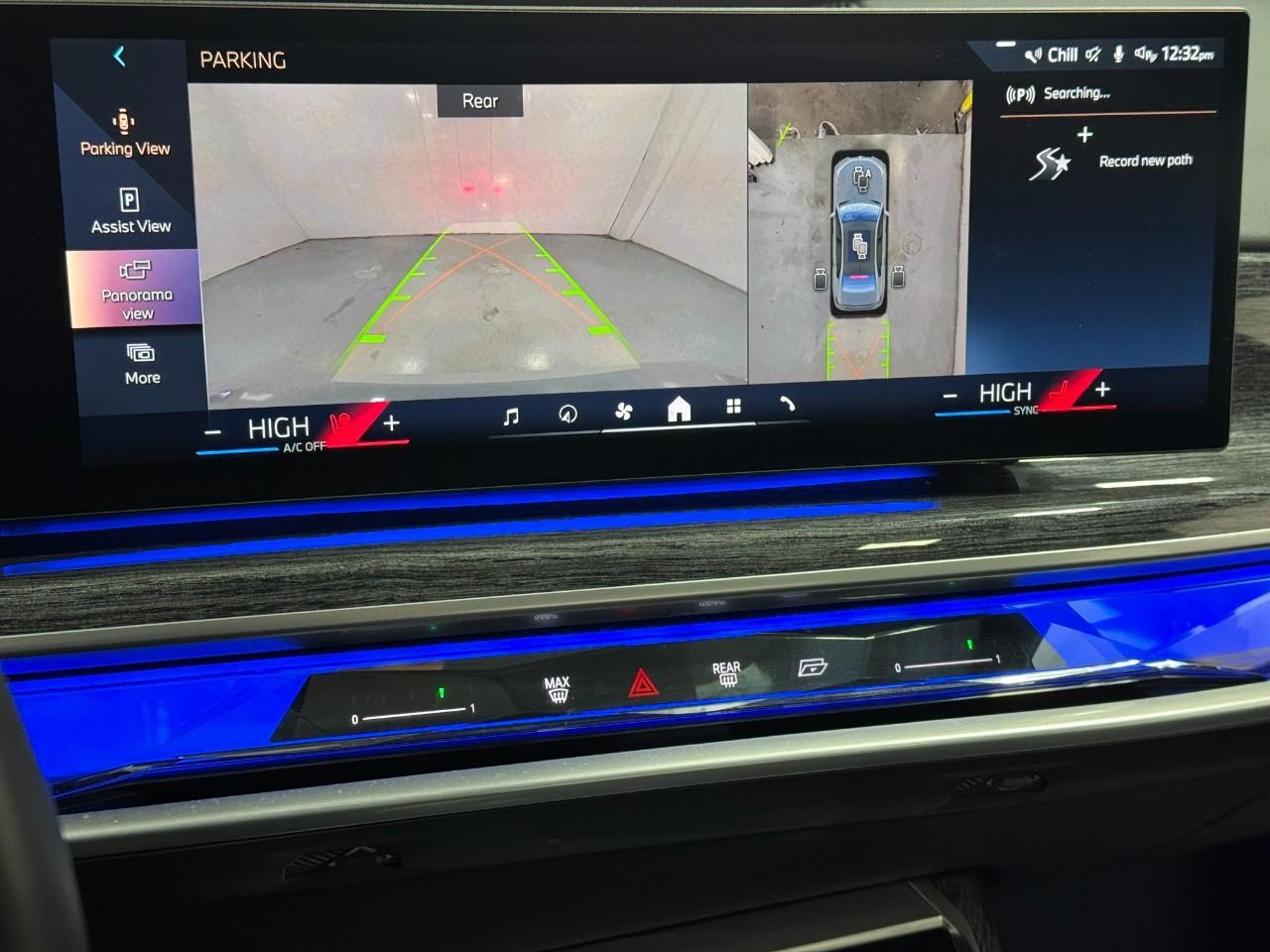 BMW 7 Series Vehicle Full-screen Gallery Image 31