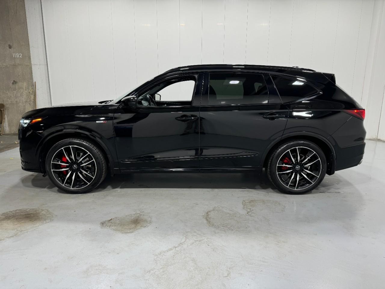 Acura MDX Vehicle Full-screen Gallery Image 02