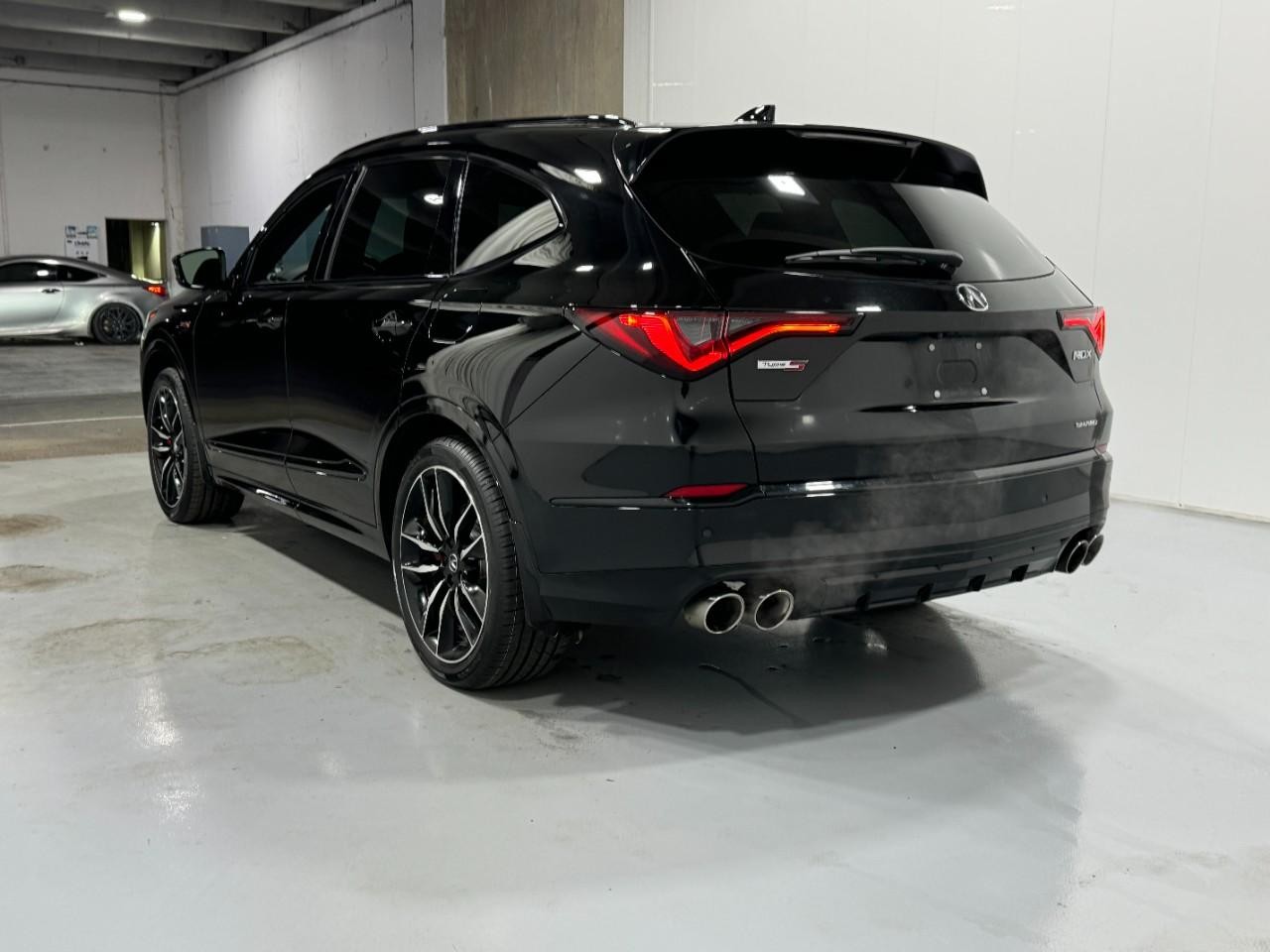 Acura MDX Vehicle Full-screen Gallery Image 03