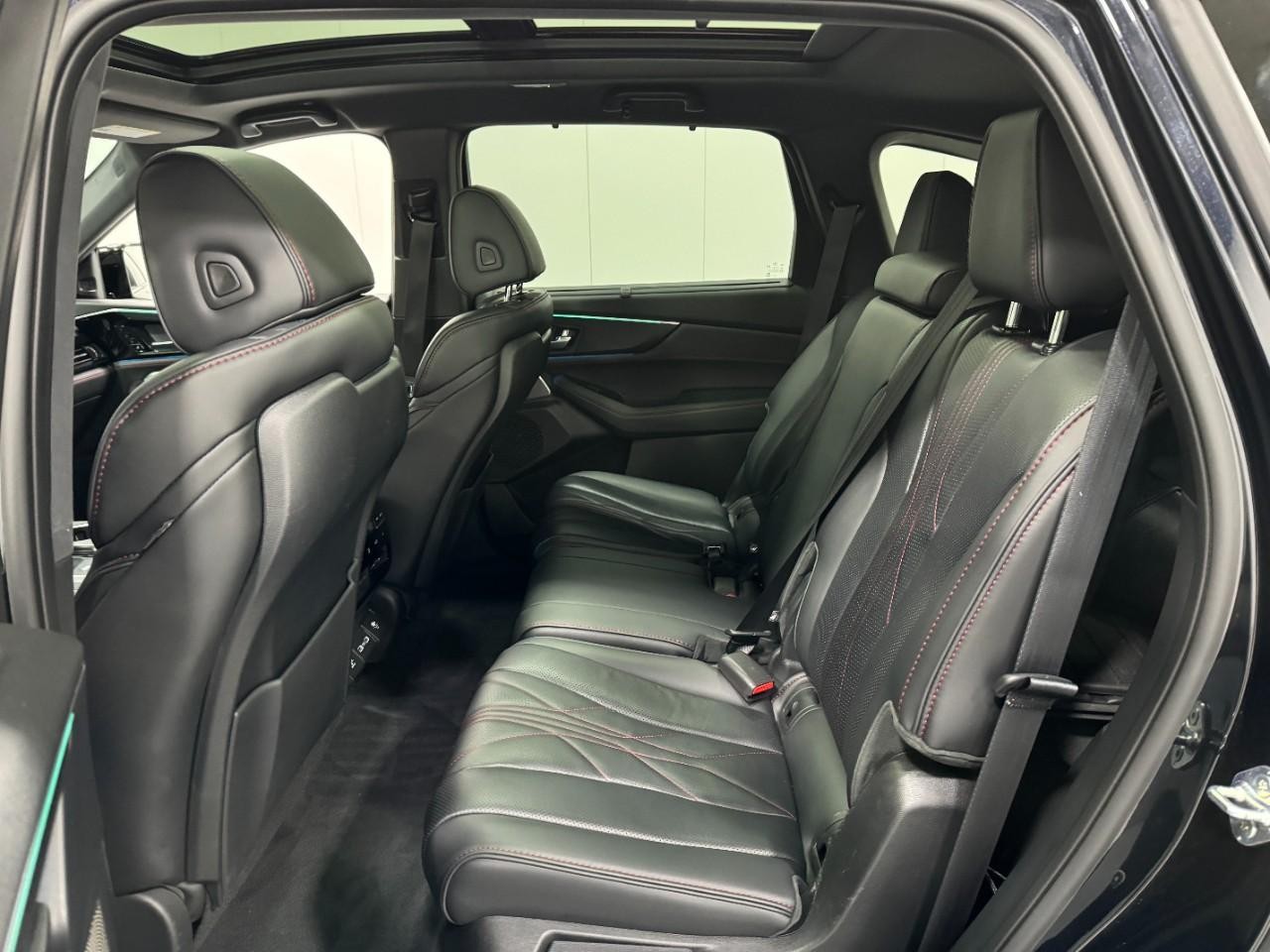 Acura MDX Vehicle Full-screen Gallery Image 08