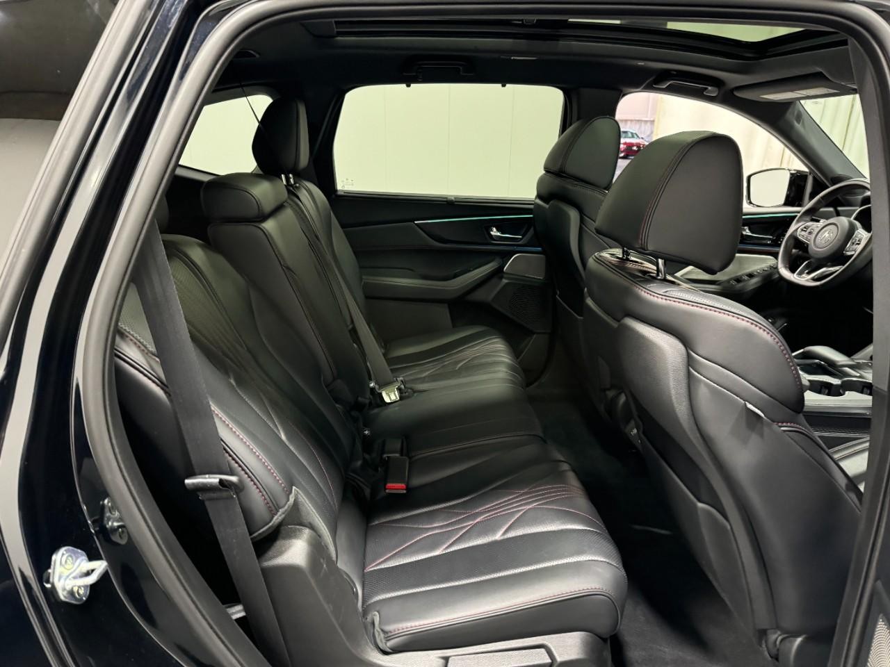 Acura MDX Vehicle Full-screen Gallery Image 10