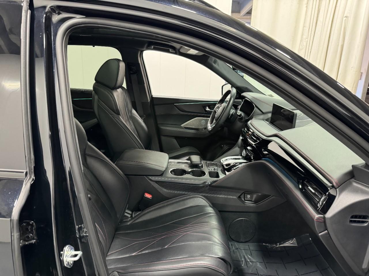 Acura MDX Vehicle Full-screen Gallery Image 18