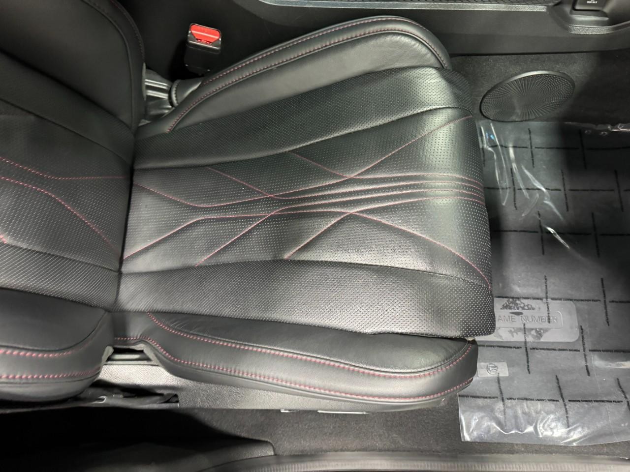 Acura MDX Vehicle Full-screen Gallery Image 19