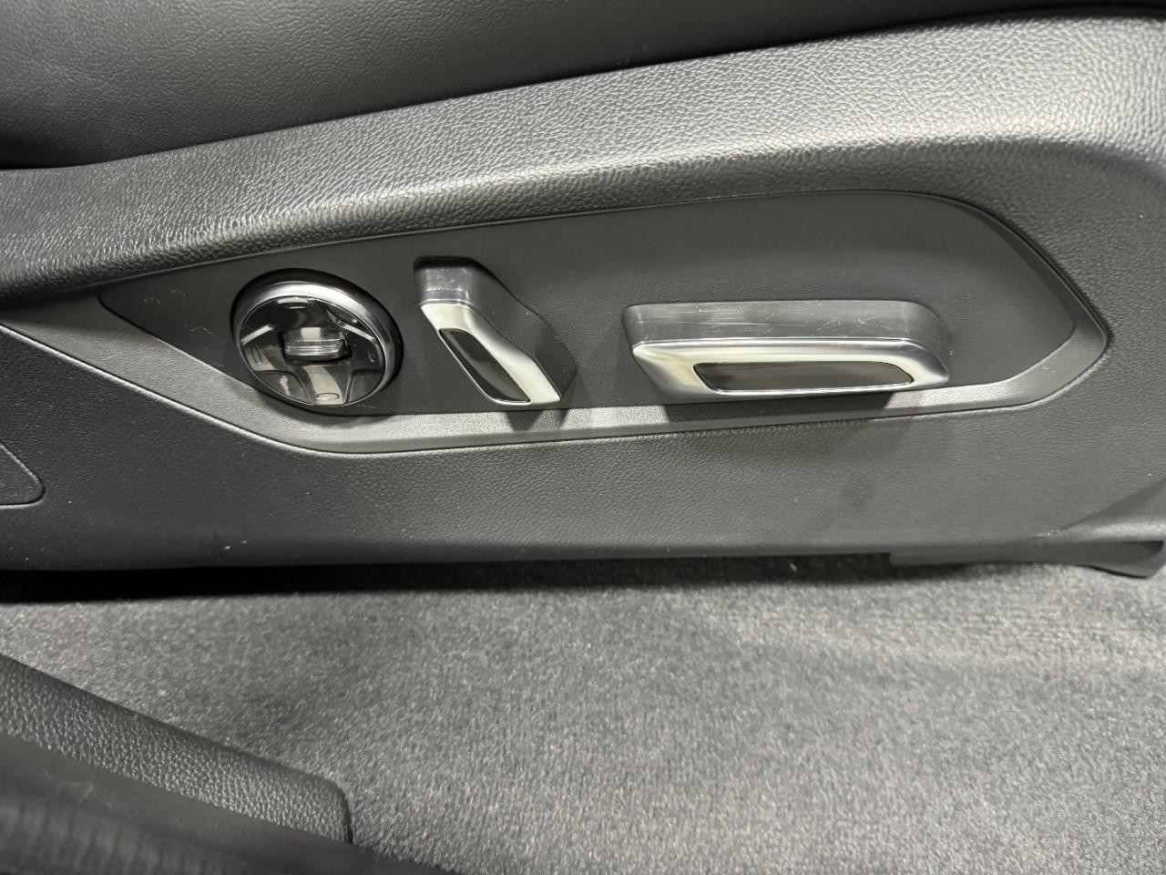 Acura MDX Vehicle Full-screen Gallery Image 20