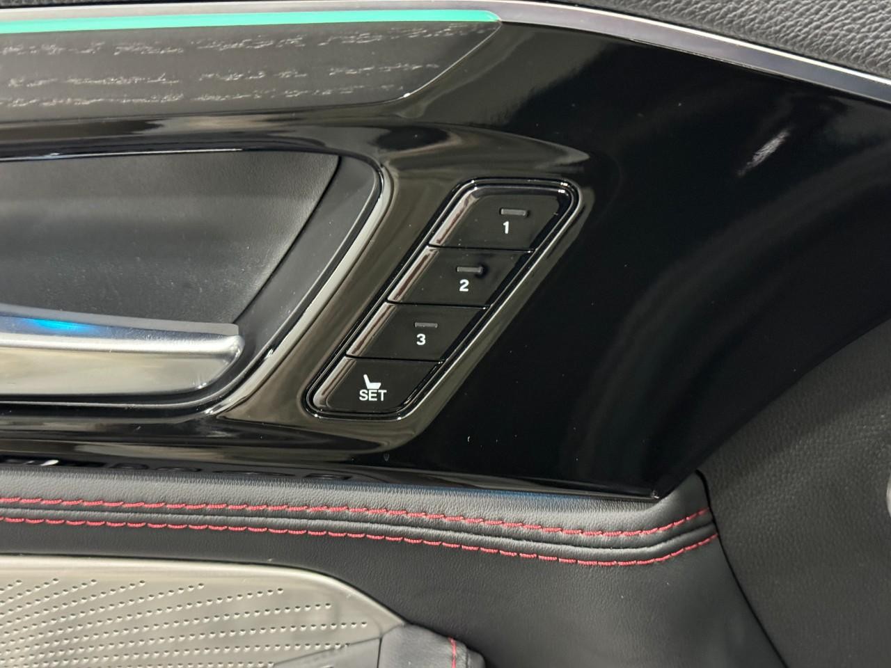 Acura MDX Vehicle Full-screen Gallery Image 23