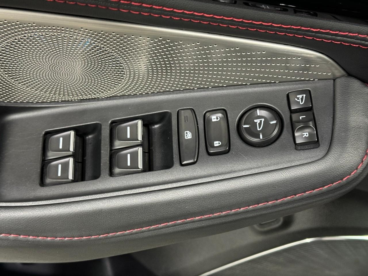 Acura MDX Vehicle Full-screen Gallery Image 24