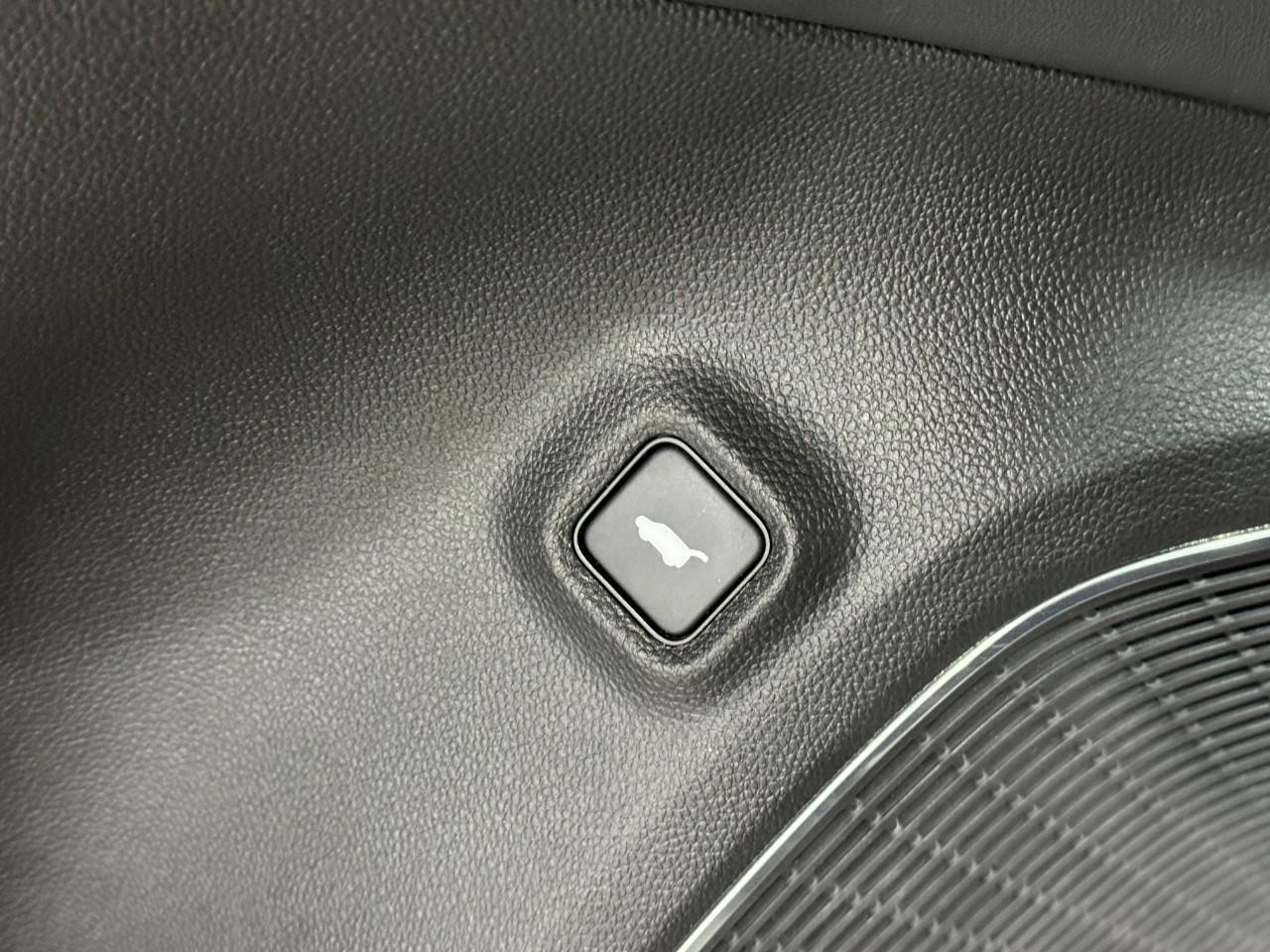 Acura MDX Vehicle Full-screen Gallery Image 26