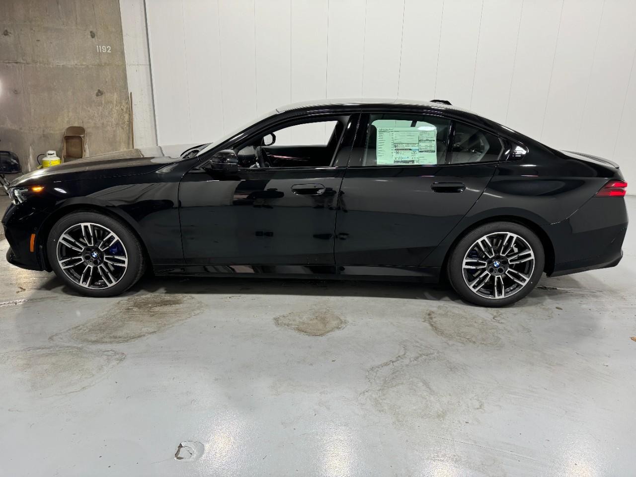 BMW 5 Series Vehicle Full-screen Gallery Image 2