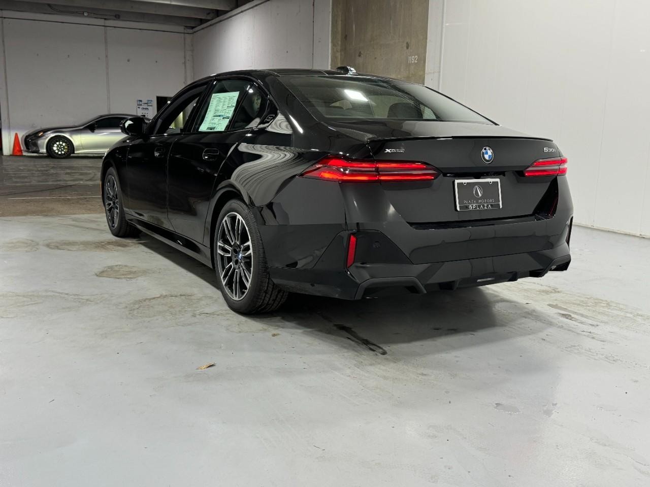 BMW 5 Series Vehicle Full-screen Gallery Image 3