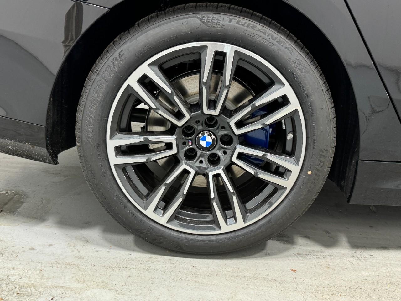 BMW 5 Series Vehicle Full-screen Gallery Image 5