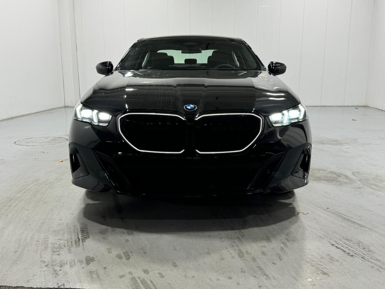 BMW 5 Series Vehicle Full-screen Gallery Image 7