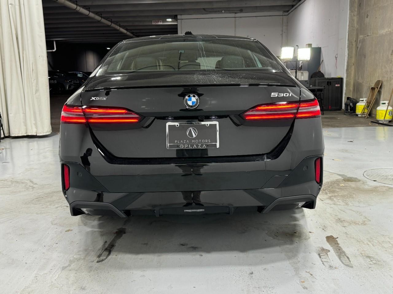 BMW 5 Series Vehicle Full-screen Gallery Image 9