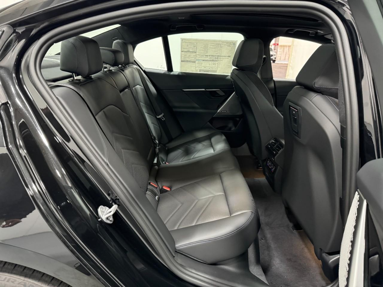 BMW 5 Series Vehicle Full-screen Gallery Image 10