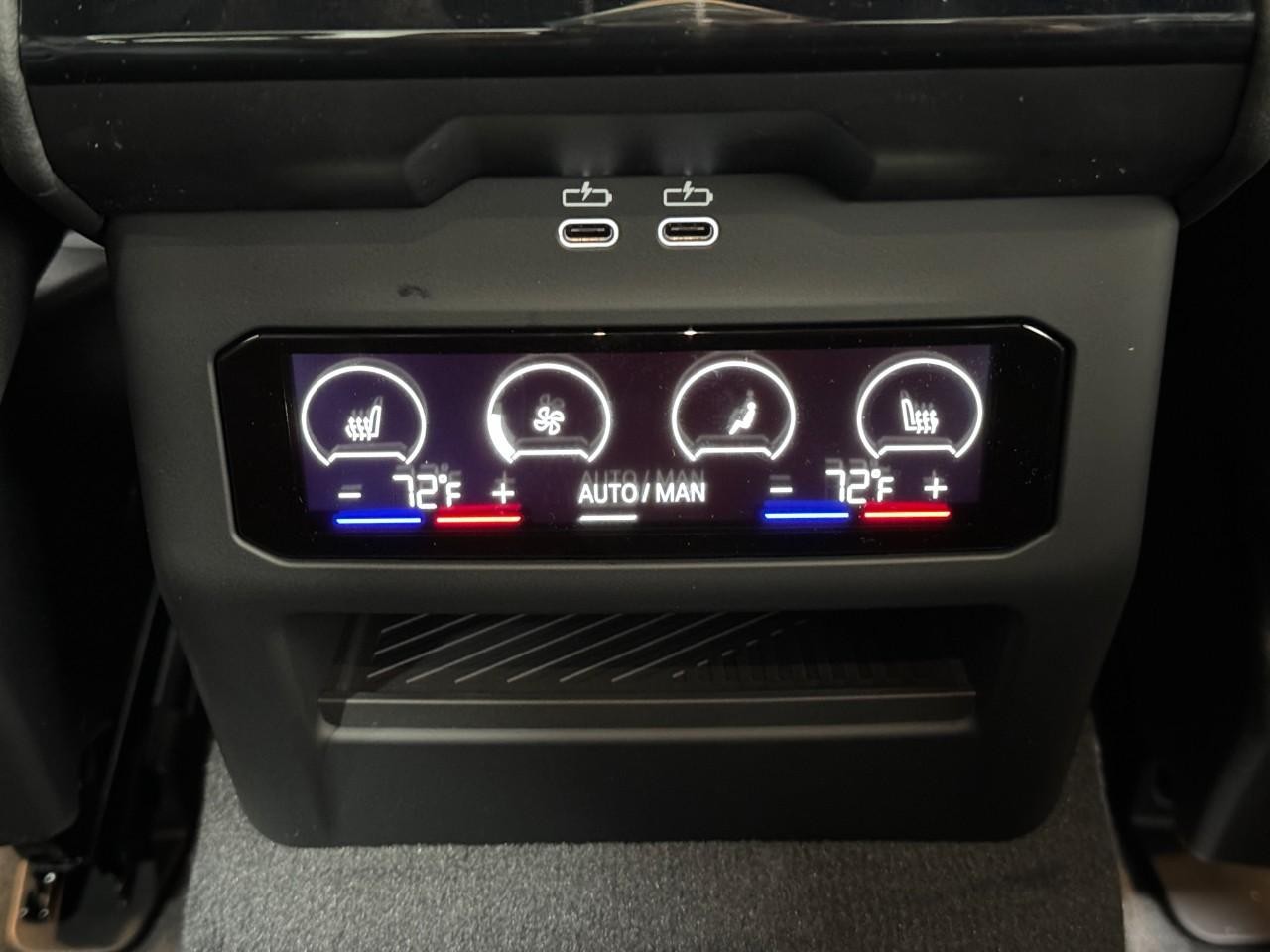 BMW 5 Series Vehicle Full-screen Gallery Image 11