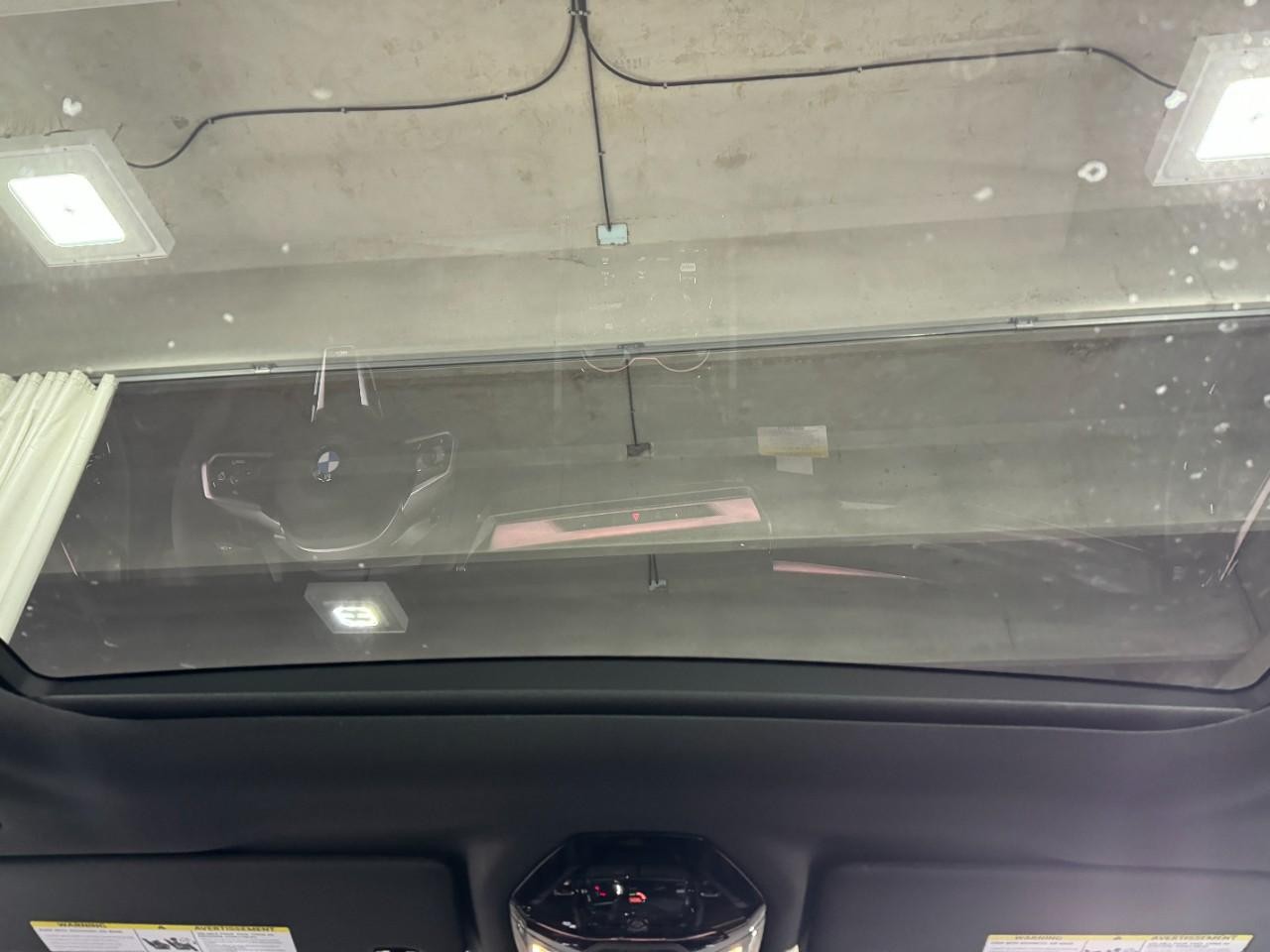 BMW 5 Series Vehicle Full-screen Gallery Image 12