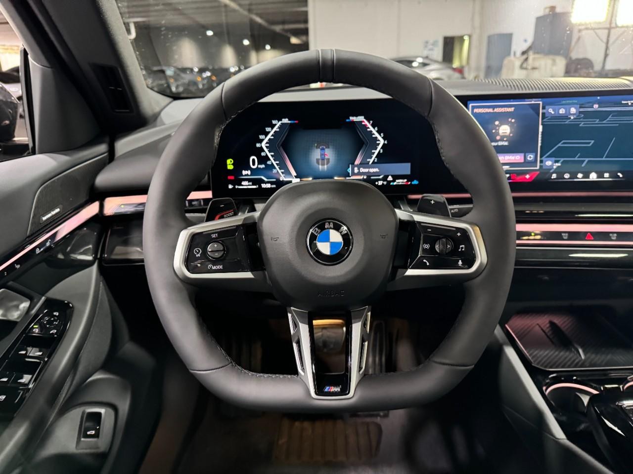 BMW 5 Series Vehicle Full-screen Gallery Image 14