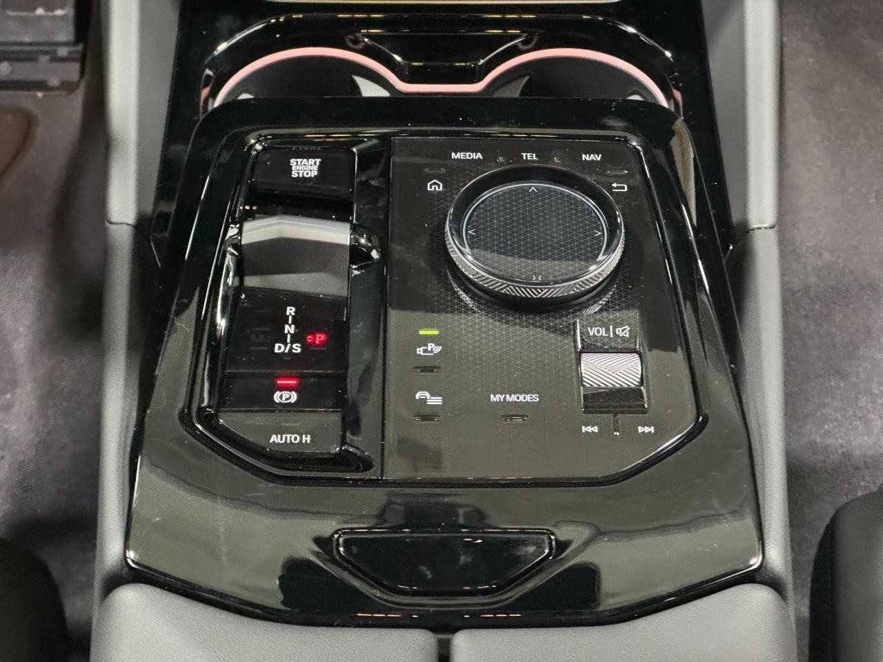 BMW 5 Series Vehicle Full-screen Gallery Image 16