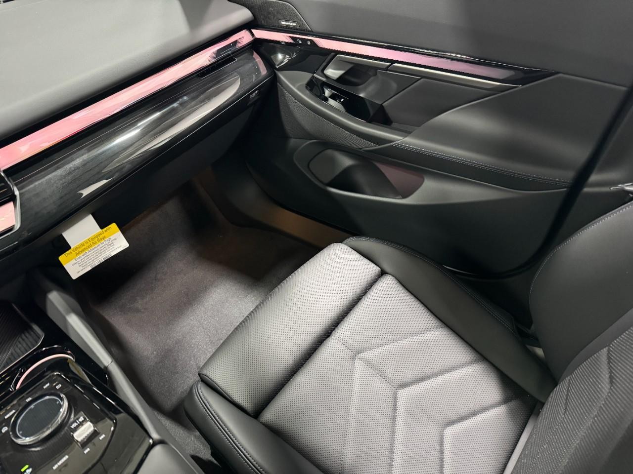 BMW 5 Series Vehicle Full-screen Gallery Image 17