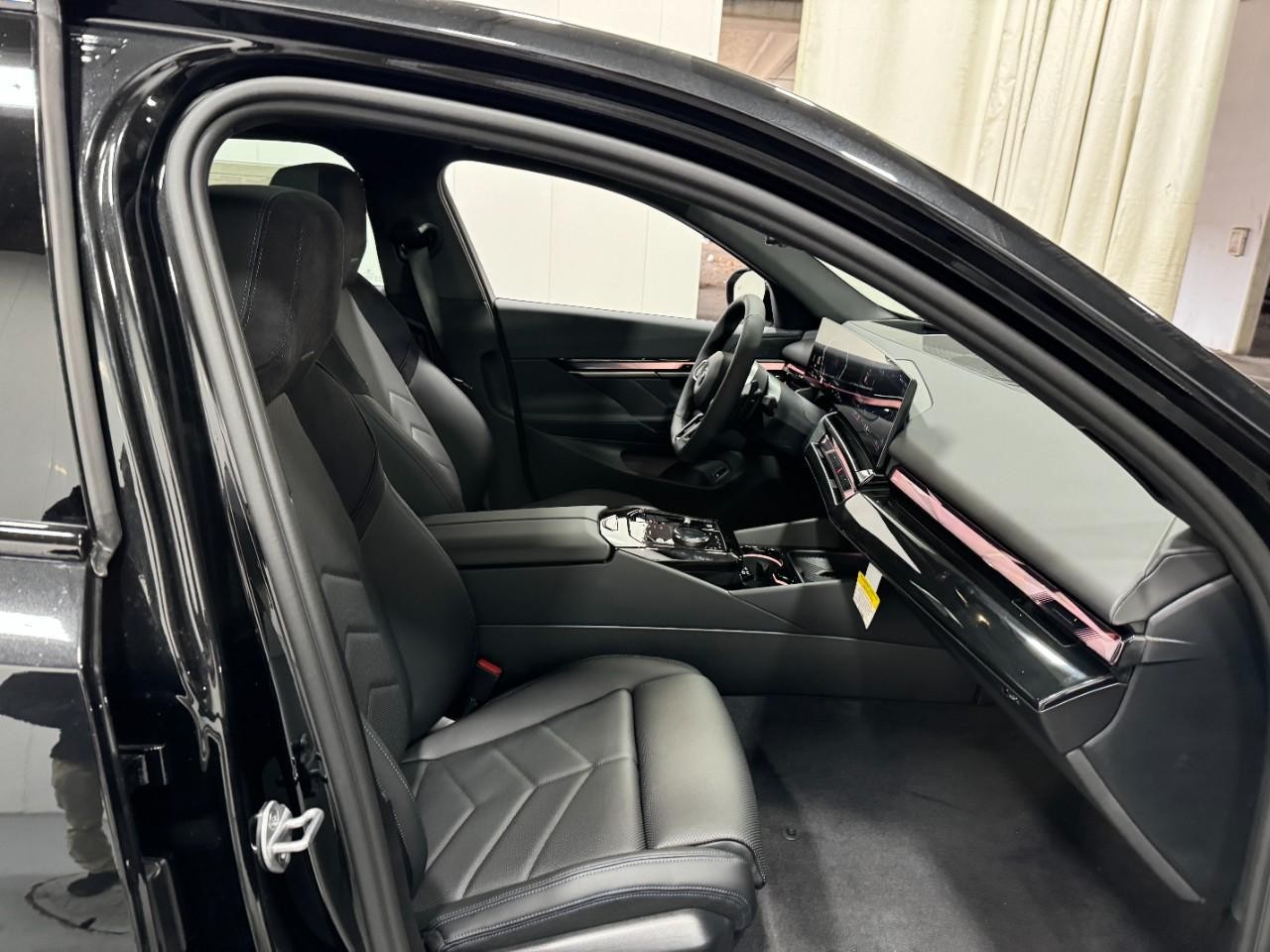 BMW 5 Series Vehicle Full-screen Gallery Image 18