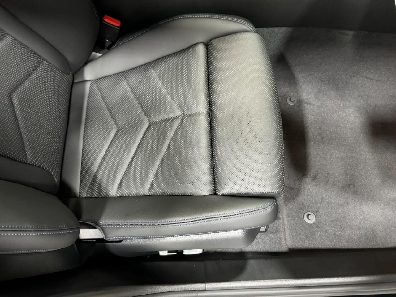 BMW 5 Series Vehicle Full-screen Gallery Image 19