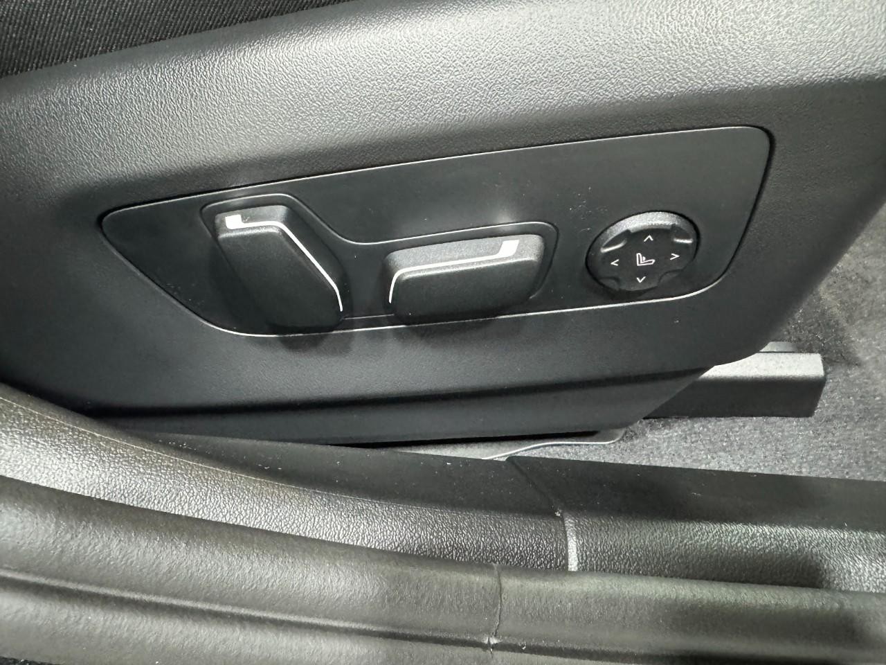 BMW 5 Series Vehicle Full-screen Gallery Image 20