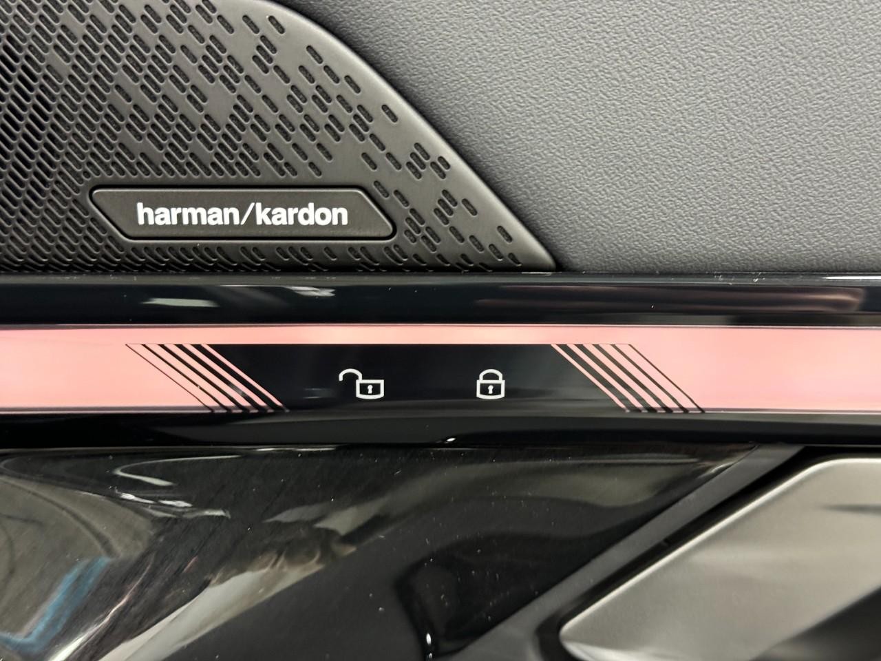 BMW 5 Series Vehicle Full-screen Gallery Image 21