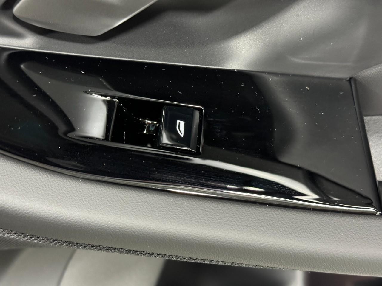 BMW 5 Series Vehicle Full-screen Gallery Image 22