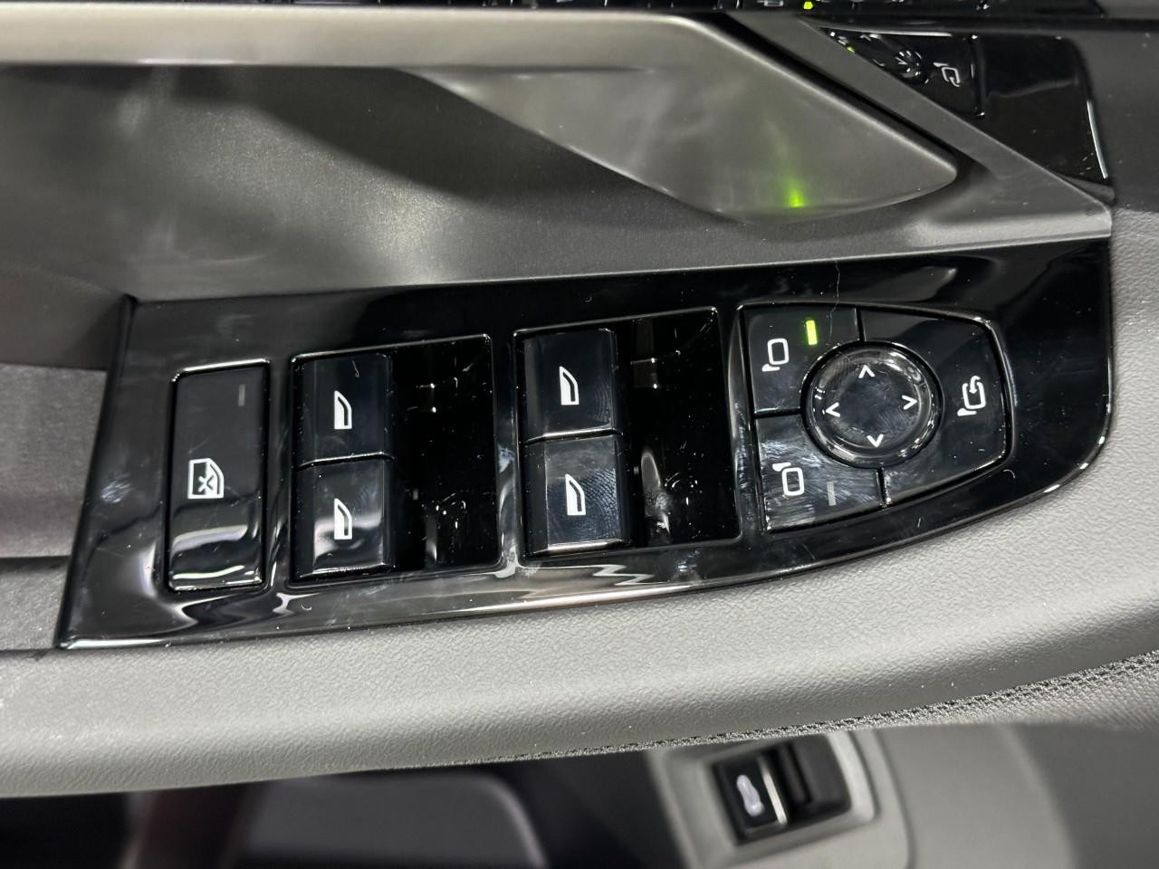 BMW 5 Series Vehicle Full-screen Gallery Image 24