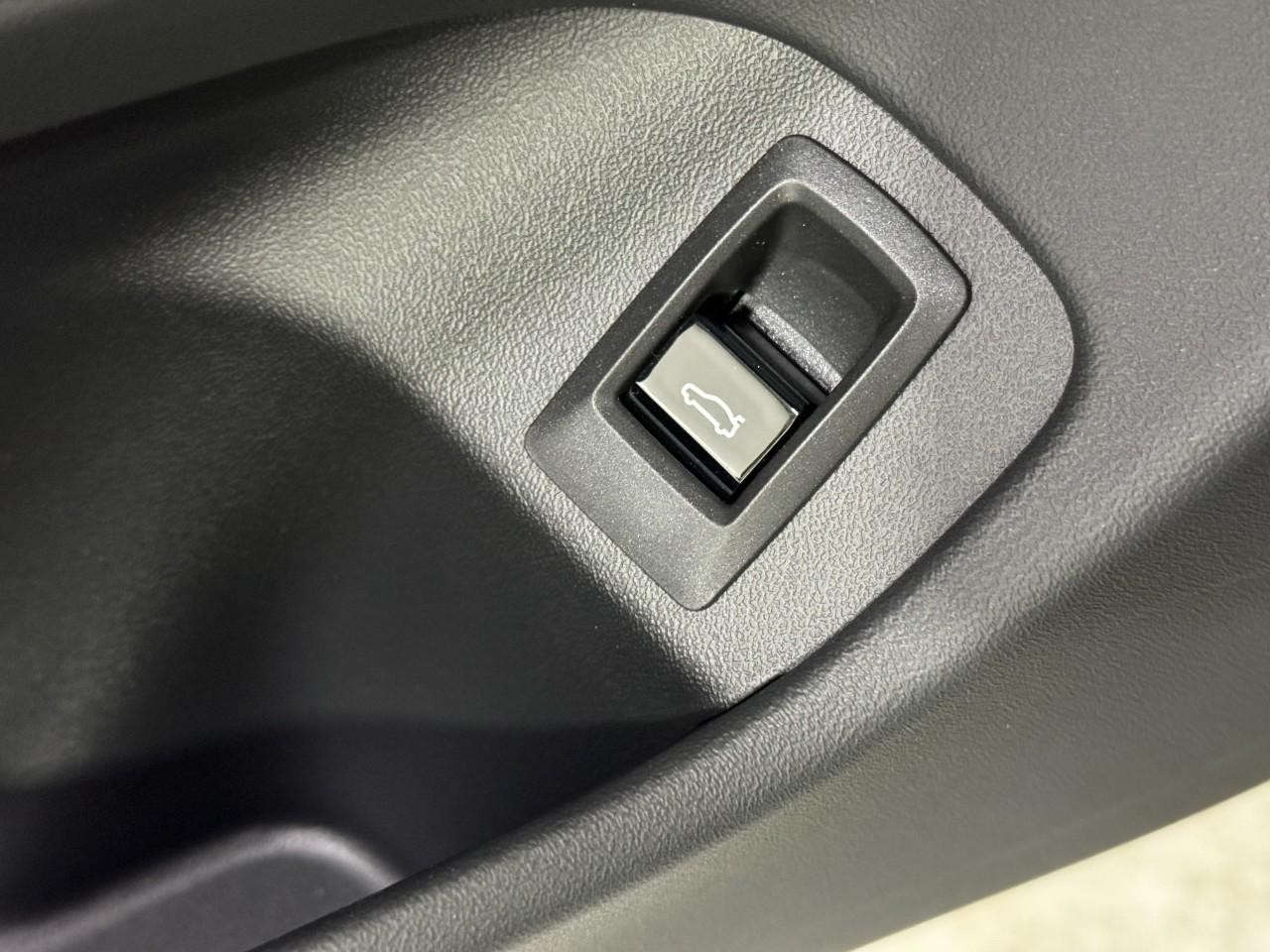 BMW 5 Series Vehicle Full-screen Gallery Image 25