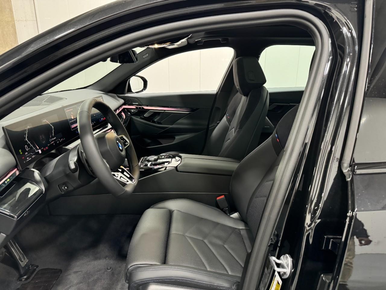 BMW 5 Series Vehicle Full-screen Gallery Image 26