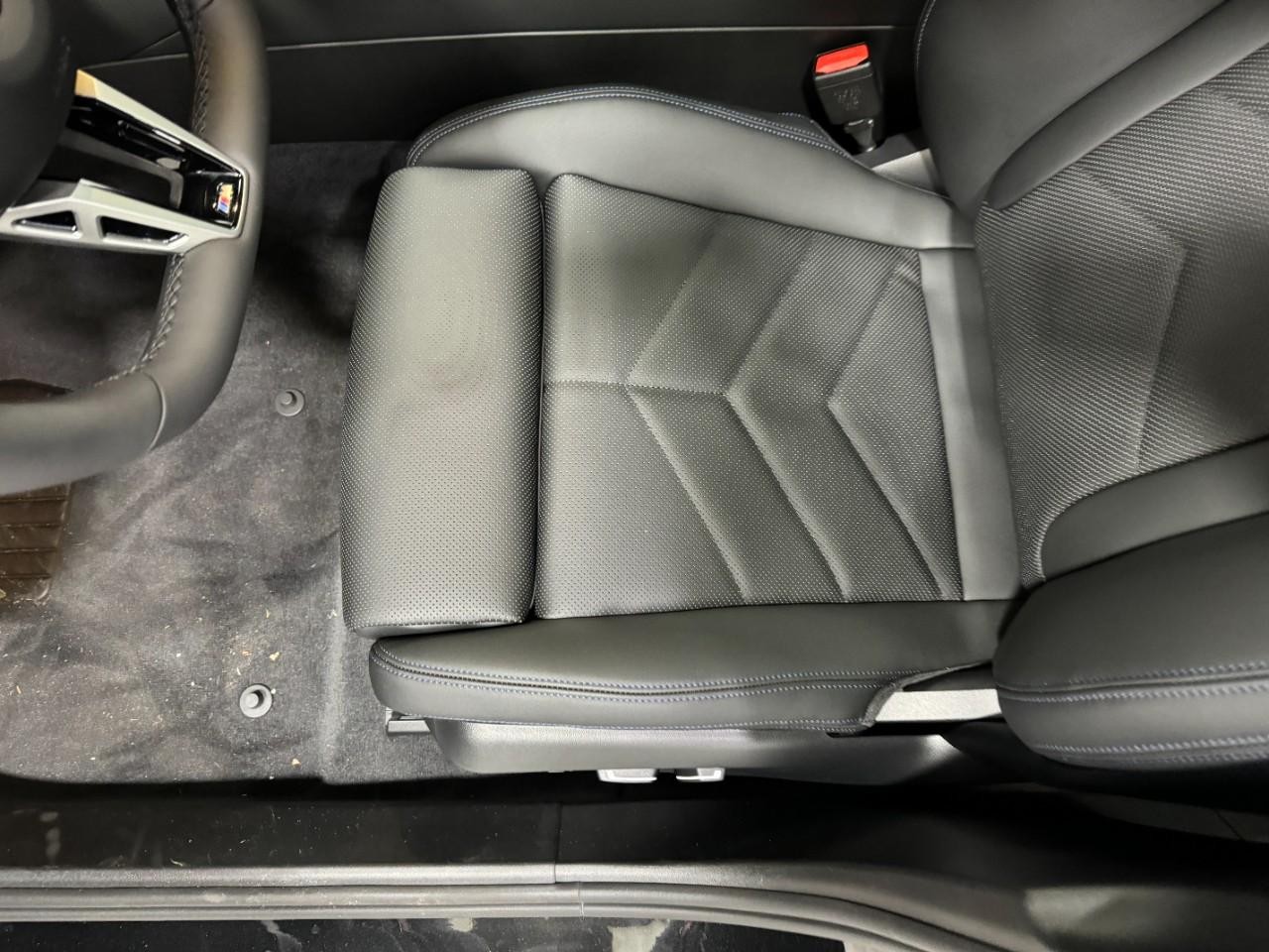 BMW 5 Series Vehicle Full-screen Gallery Image 27