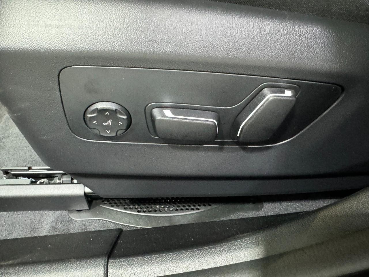 BMW 5 Series Vehicle Full-screen Gallery Image 28