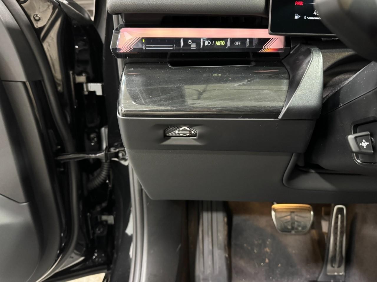 BMW 5 Series Vehicle Full-screen Gallery Image 29