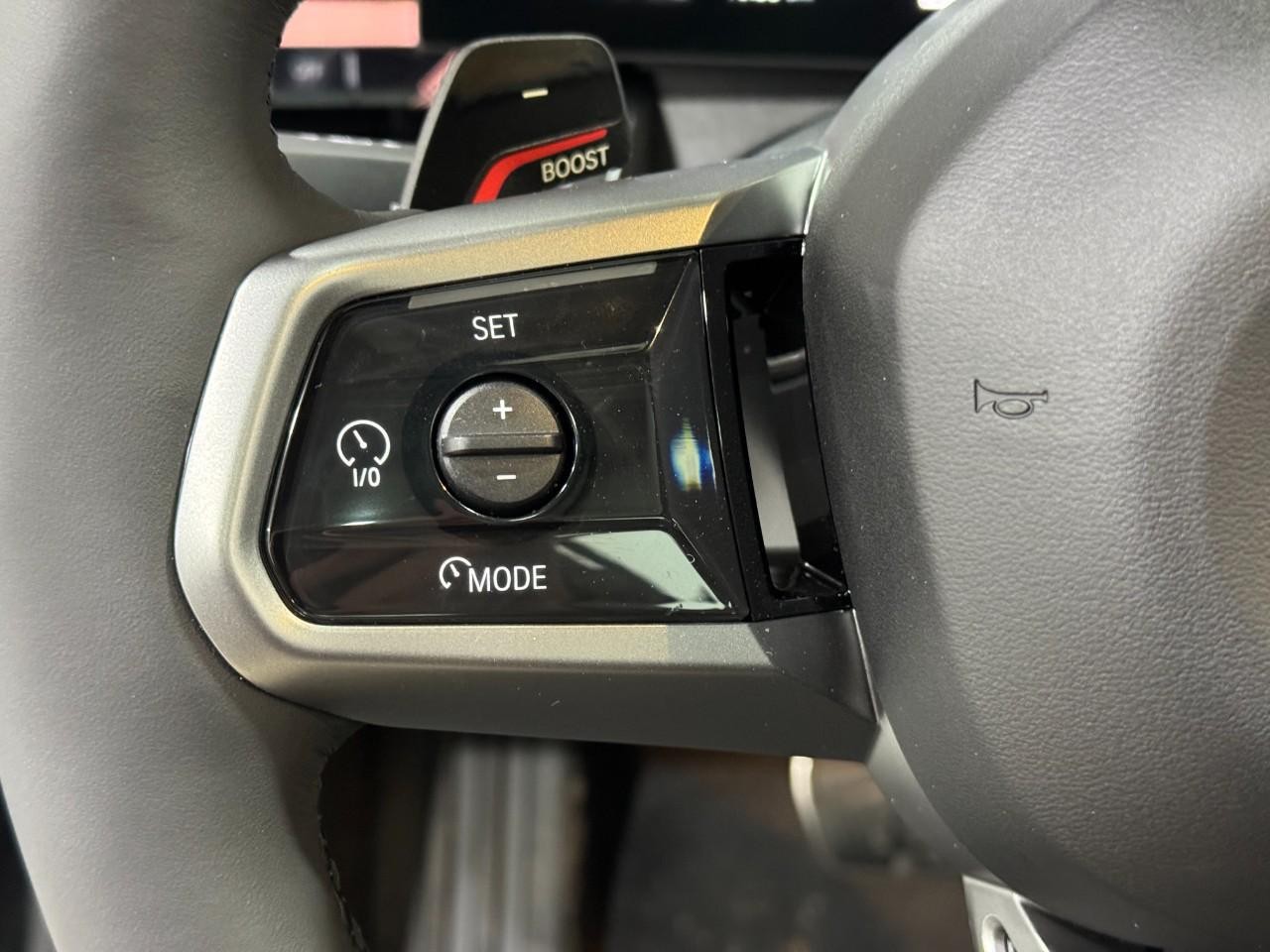 BMW 5 Series Vehicle Full-screen Gallery Image 30