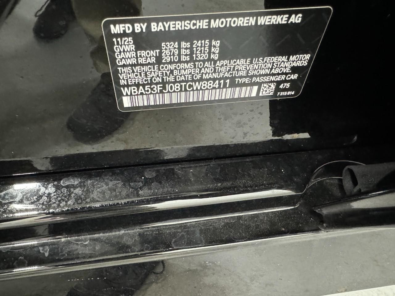 BMW 5 Series Vehicle Full-screen Gallery Image 34