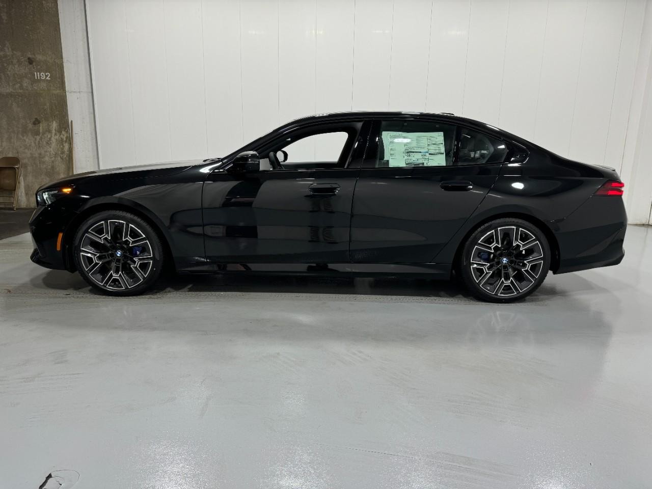 BMW 5 Series Vehicle Full-screen Gallery Image 2