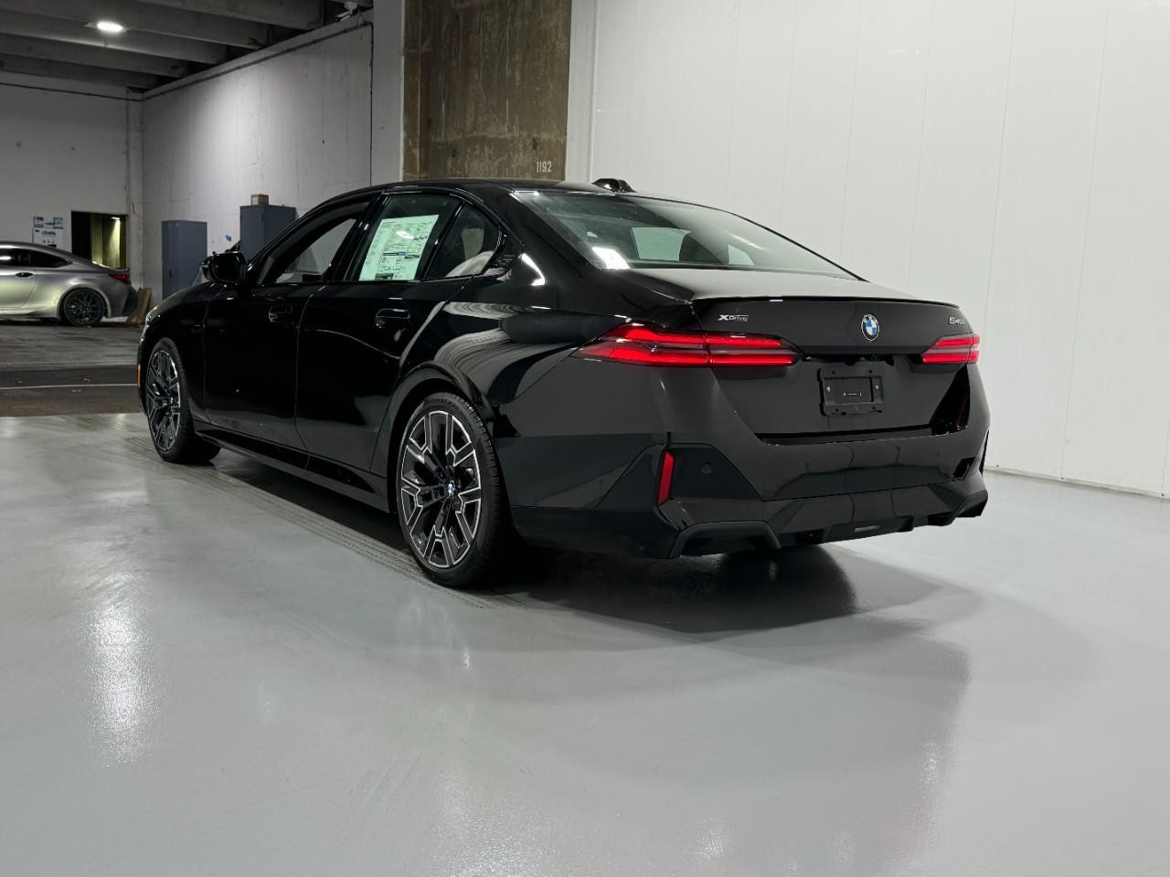 BMW 5 Series Vehicle Full-screen Gallery Image 3