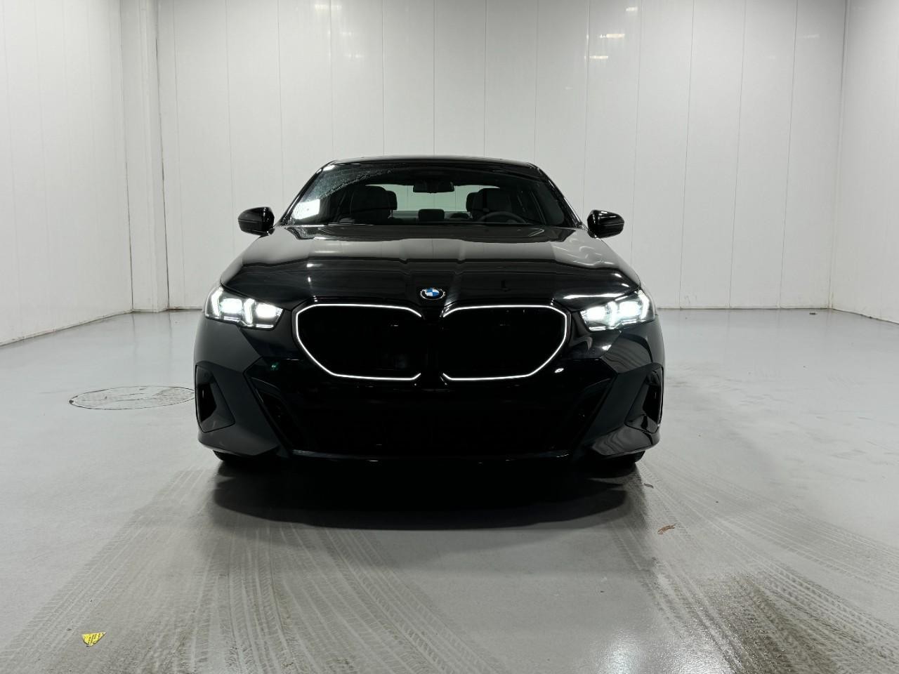 BMW 5 Series Vehicle Full-screen Gallery Image 7