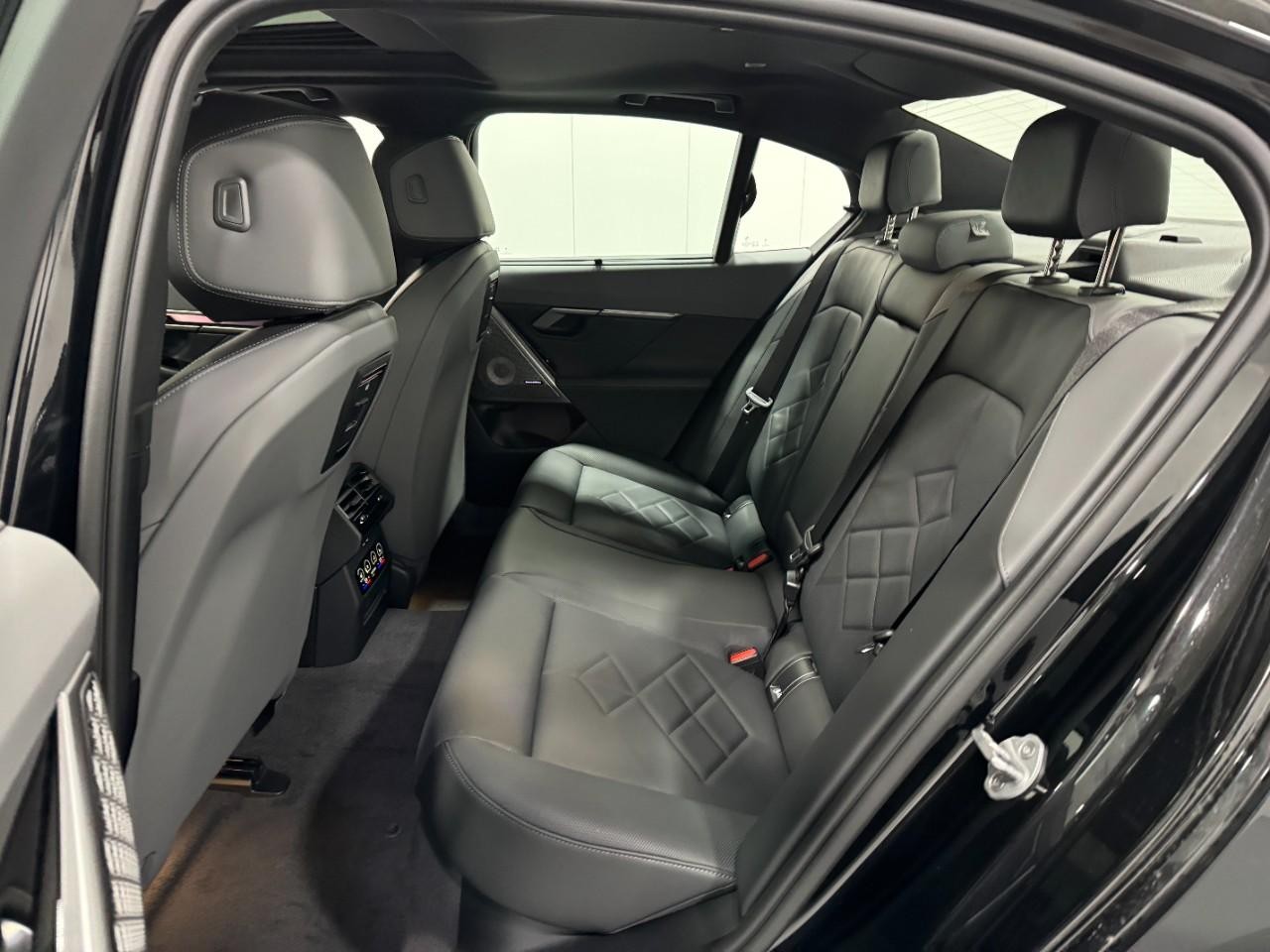 BMW 5 Series Vehicle Full-screen Gallery Image 8