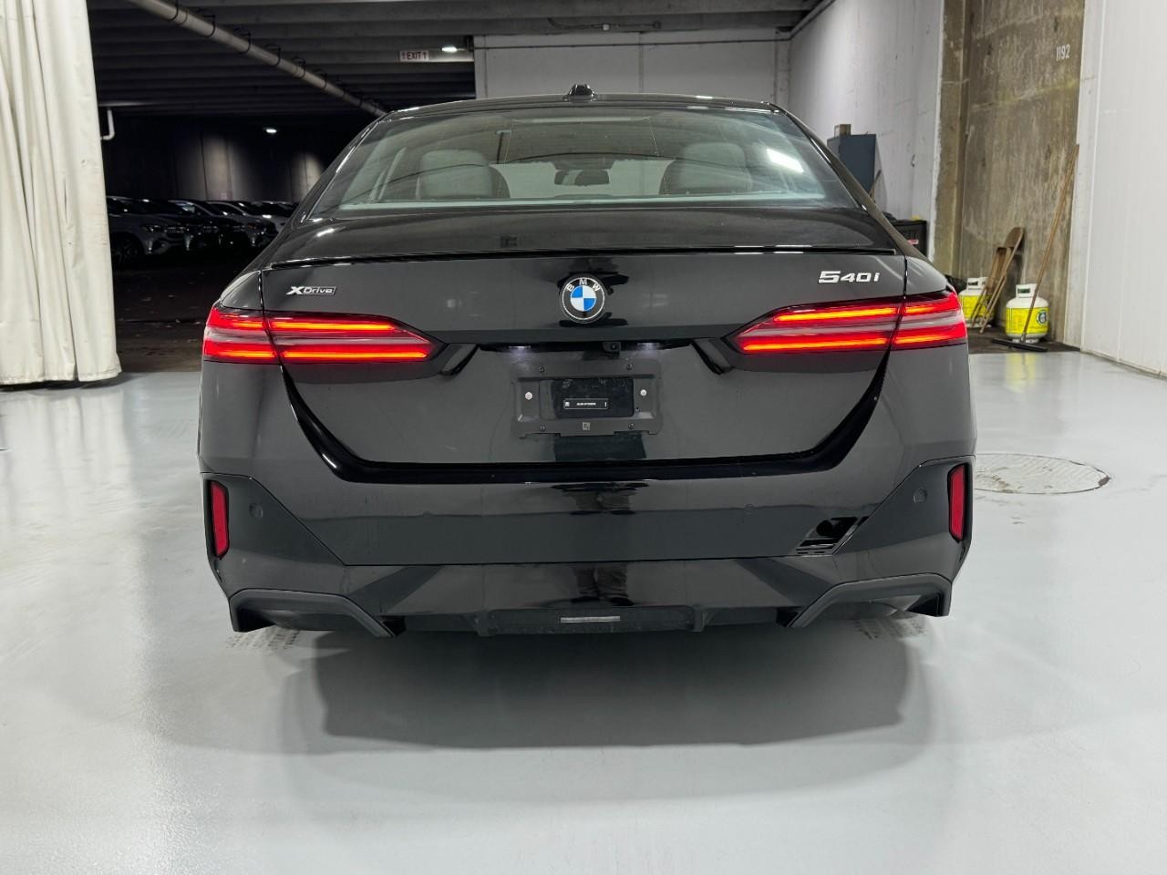 BMW 5 Series Vehicle Full-screen Gallery Image 9