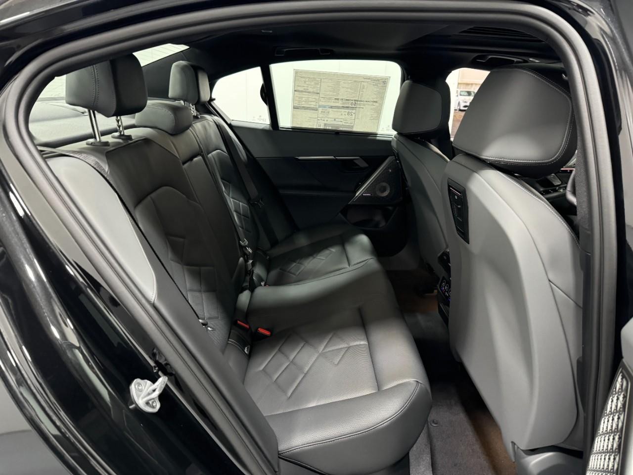 BMW 5 Series Vehicle Full-screen Gallery Image 10